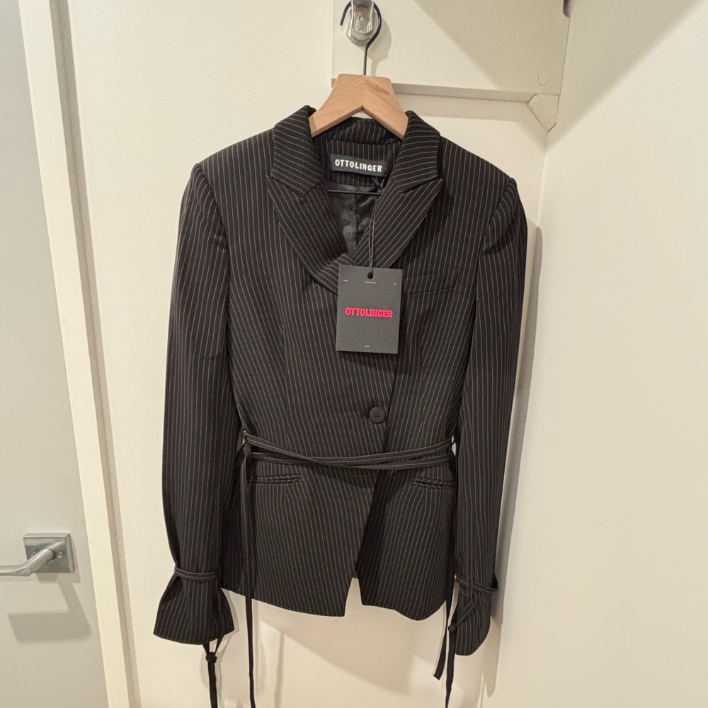 Ottolinger Belted Black Blazer, New with Tag.
Size 38 EU